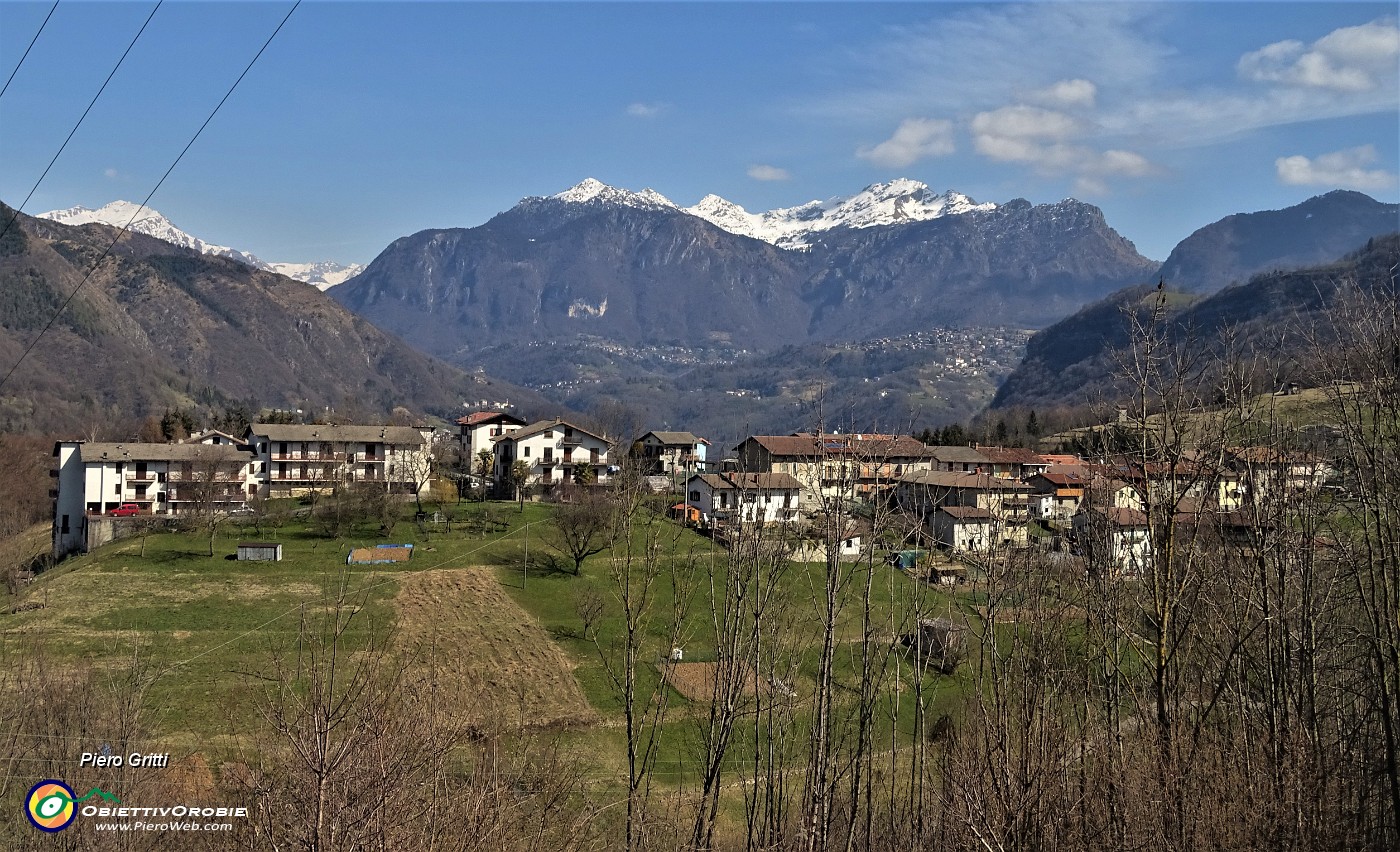 53 Camonier, bella contrada con vista sui monti della Val Serina .JPG